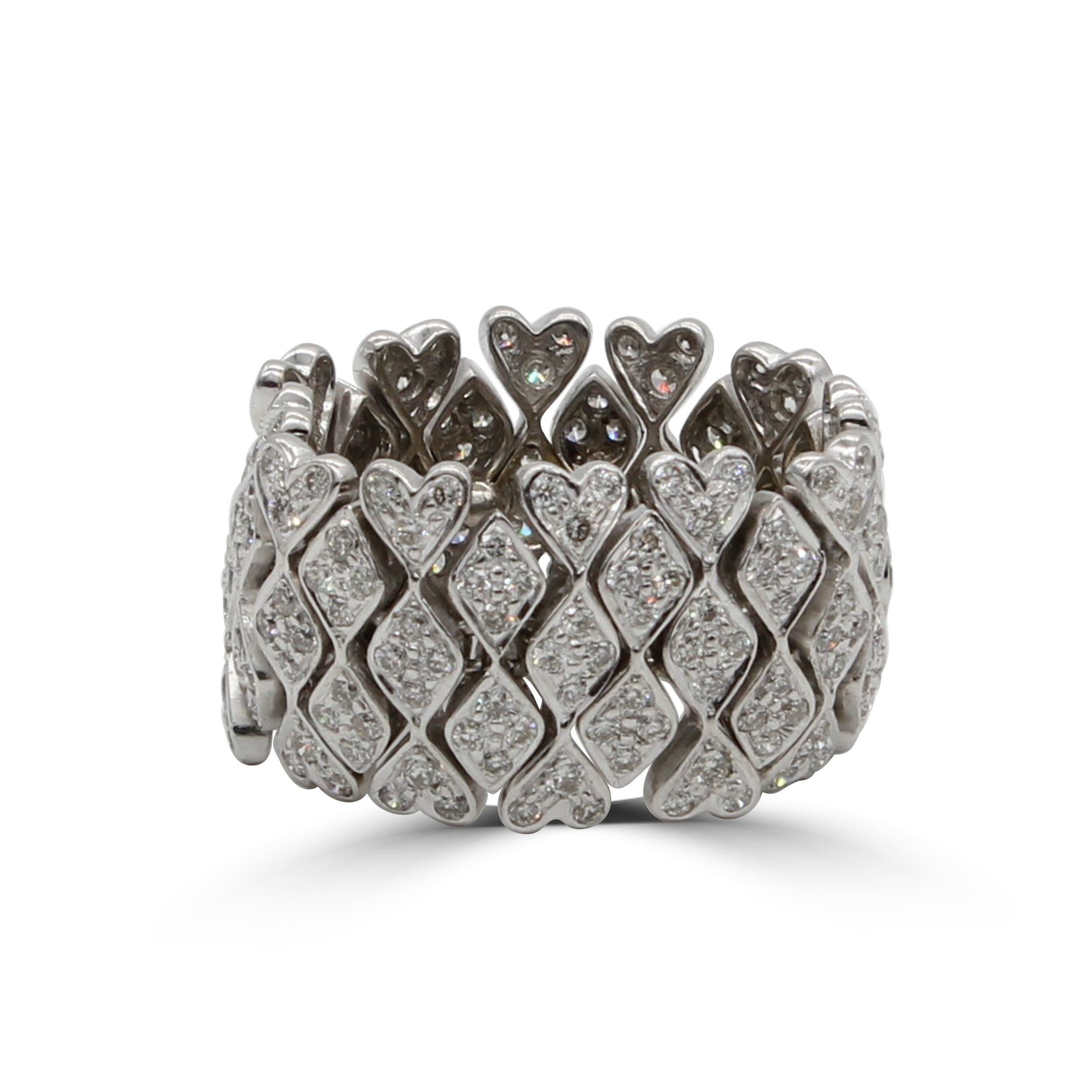 flexible ring features heart-shaped edges