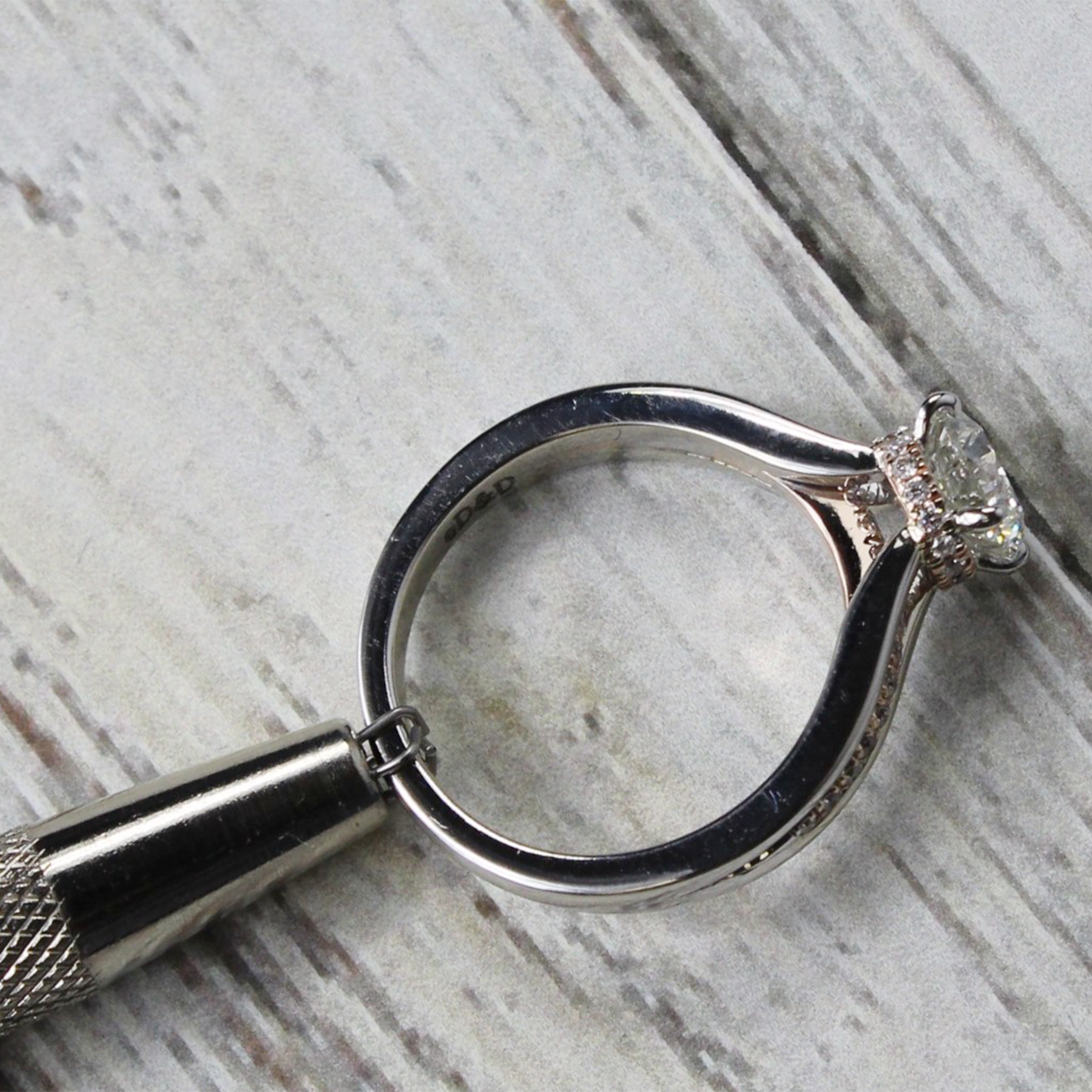 Two-tone gold with diamonds at varying heights, emphasizing the center at the top.